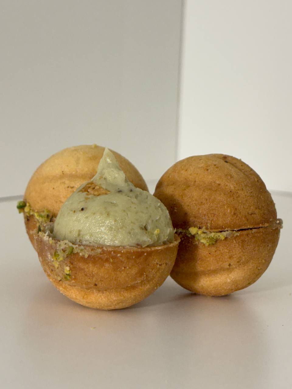 Walnut cookies with pistachio cream